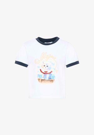 Camicia bianca a maniche corte con colletto e polsini neri, con stampa di un gattino che indossa un cappello da marinaio e una sciarpa rossa su una superficie di legno.