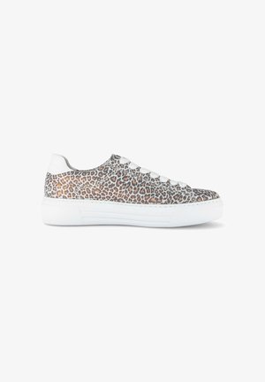 Laag model sneaker met witte zool en bovenwerk van stof met luipaardprint, voorzien van witte veters en hielbandje, zijaanzicht op witte achtergrond.