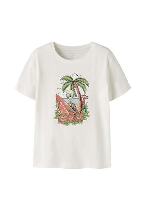 T-shirt blanc à manches courtes avec un motif d'un squelette tenant une planche de surf, un palmier, des fleurs et l'océan avec des oiseaux en arrière-plan.