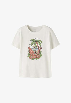 T-shirt blanc à manches courtes avec un motif d'un squelette tenant une planche de surf, un palmier, des fleurs et l'océan avec des oiseaux en arrière-plan.