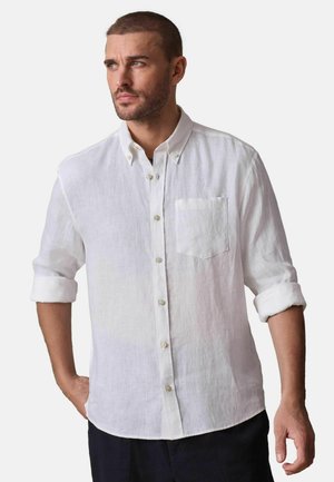 Weißes Leinenhemd mit Knopfkragen, Brusttasche und hochgekrempelten Ärmeln. Verfügt über eine lockere Passform und eine leichte Textur.