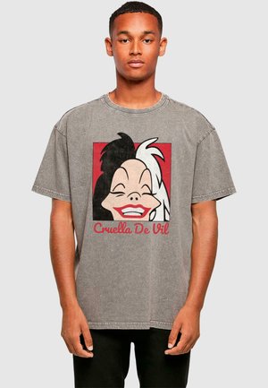 Grå oversized t-shirt med et grafik af Cruella De Vil med en rød baggrund. Stoffet har en slidt tekstur og en afslappet pasform.