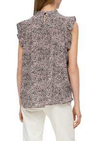 Korte mouwen blouse van lichte stof met een zwart en roze abstract patroon. Sleutelgat detail aan de achterkant en geplooide schouderafwerking.