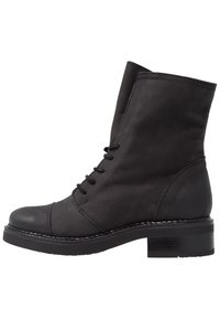 Bottines noires à tige en cuir lisse, design à lacets, bout rond et talon épais. Accents cousus le long de la semelle.