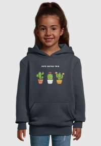 Sudadera gris con un gráfico de tres cactus en macetas. Tiene un bolsillo frontal, puños acanalados y una textura suave.