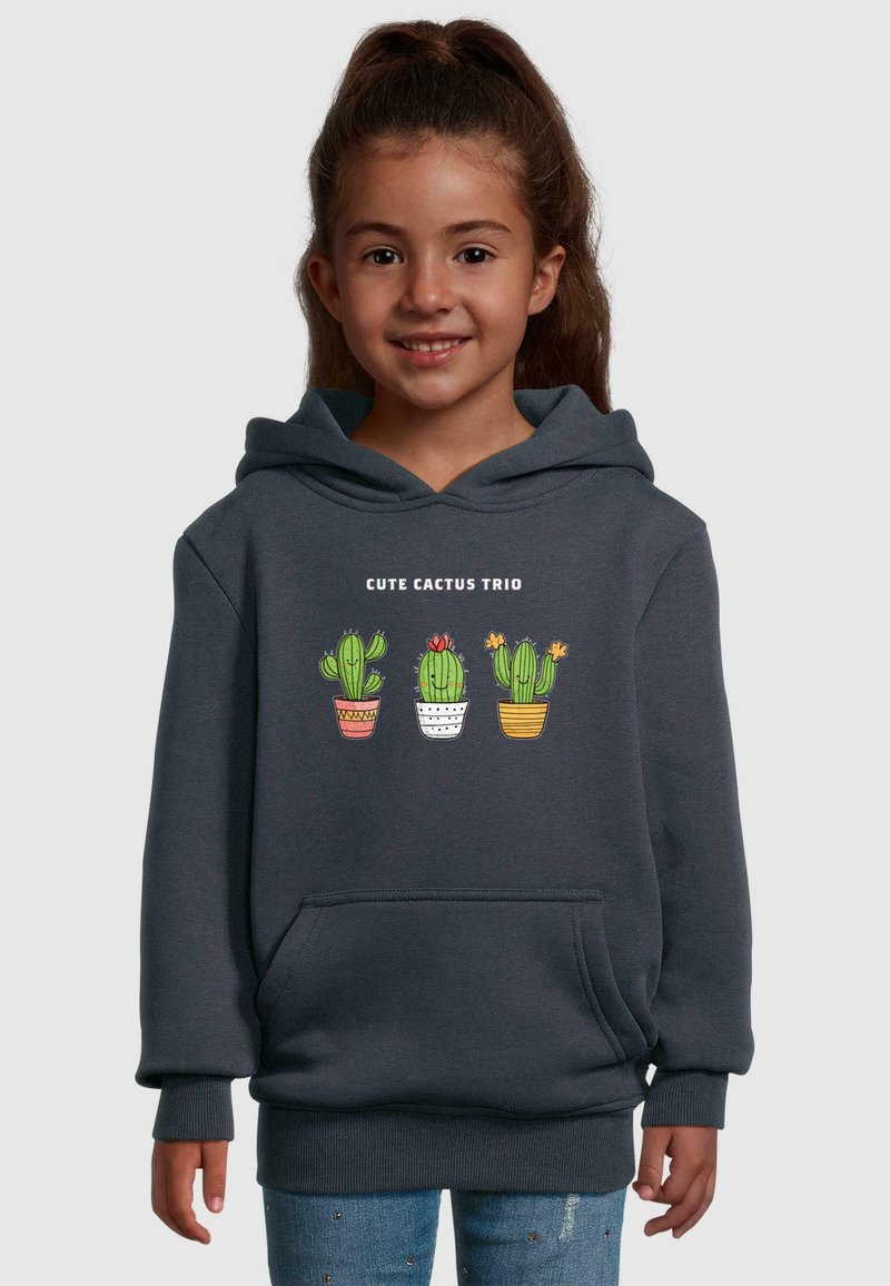 Sudadera gris con un gráfico de tres cactus en macetas. Tiene un bolsillo frontal, puños acanalados y una textura suave.