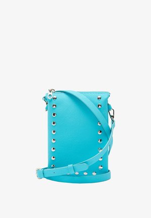 Niebieska skórzana torebka crossbody z metalowymi ćwiekami po jednej stronie, z zamkiem błyskawicznym i regulowanym paskiem. Gładka tekstura i dobrze zdefiniowany kształt.