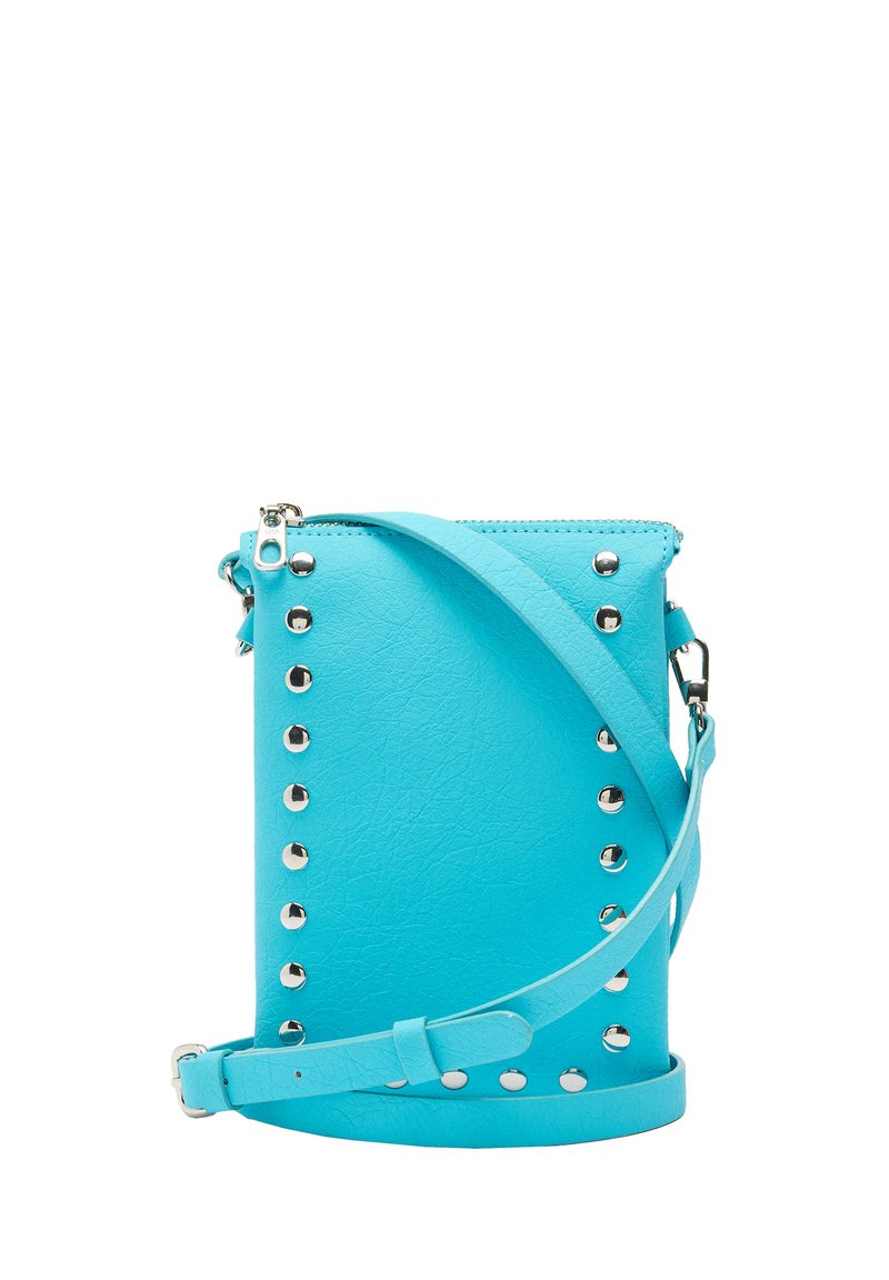 Niebieska skórzana torebka crossbody z metalowymi ćwiekami po jednej stronie, z zamkiem błyskawicznym i regulowanym paskiem. Gładka tekstura i dobrze zdefiniowany kształt.