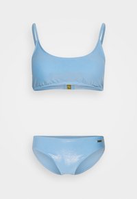 Lys blå bikini-sett med en glatt tekstur, som har en bralette topp med justerbare stropper og matchende lavt liv briefs.
