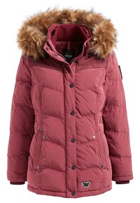 Chaqueta acolchada burdeos con capucha forrada de piel, botones de presión y costuras horizontales acolchadas. Incluye bolsillos laterales y logotipo en el dobladillo.