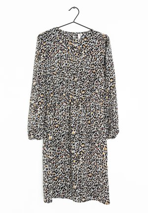 Langärmliges Kleid aus leichtem Stoff mit grauem Hintergrund und einem schwarz-braunen Leopardenmuster sowie elastischem Taillendetail.