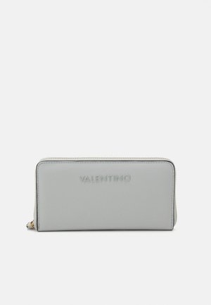 Monedero de cuero gris con logotipo "Valentino" en relieve, de forma rectangular, con cremallera dorada, textura suave y diseño minimalista.