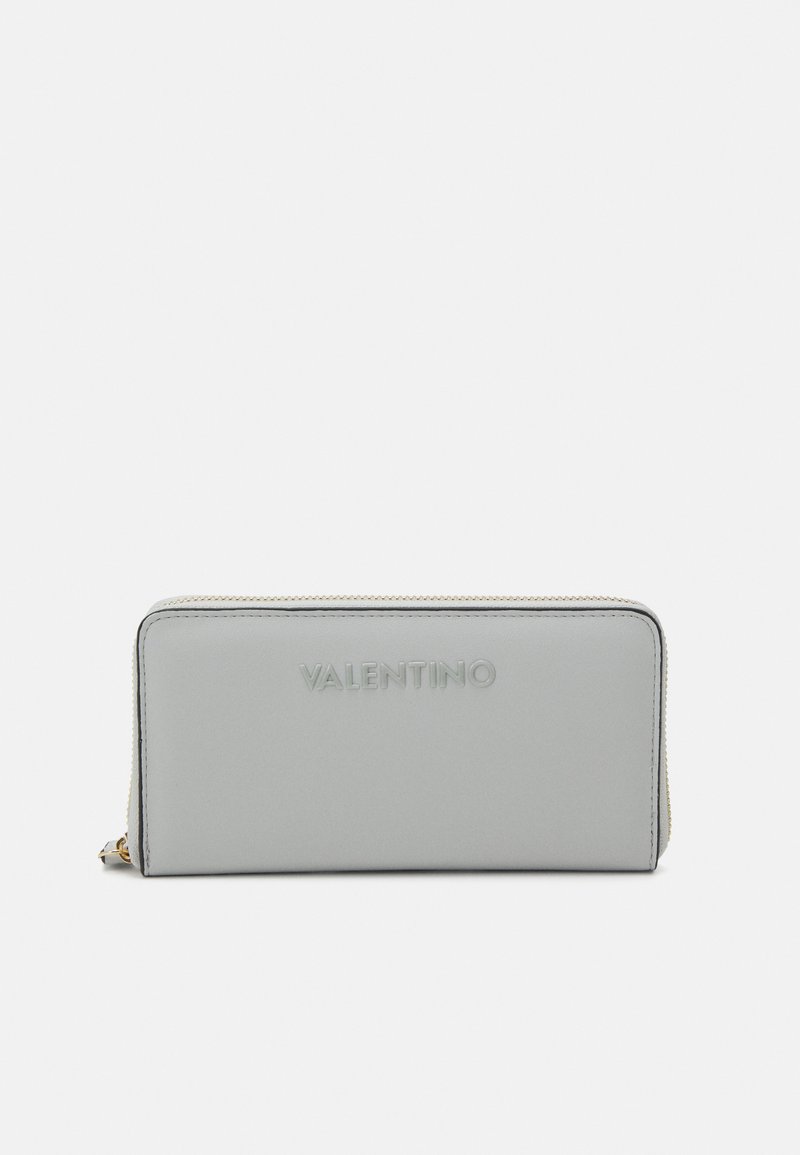 Monedero de cuero gris con logotipo "Valentino" en relieve, de forma rectangular, con cremallera dorada, textura suave y diseño minimalista.