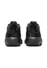 Scarpe da ginnastica nere con una texture liscia, colletto imbottito e suola in gomma. Tra le caratteristiche ci sono un logo distintivo e materiali a contrasto.