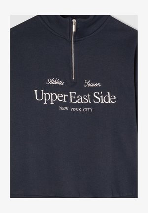 Pullover blu navy con colletto alto e zip a quarto. Presenta testo ricamato bianco: "Upper East Side, New York City" e "Athletic Season."