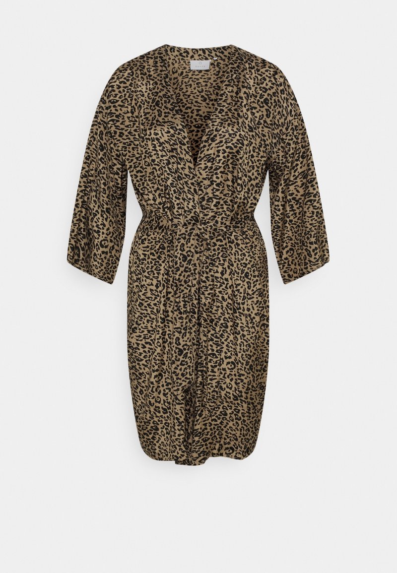 Jurk met luipaardprint in bruin en zwart, met een diepe V-hals, losse mouwen en een ceintuur in de taille voor een getailleerde silhout.