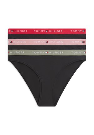 Drie zwarte Tommy Hilfiger bikinislips met gebrande taillebanden in rood, roze en groen, elk met het logo en vlagontwerp.