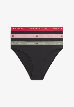 Τρία μαύρα μαγιό μπικίνι Tommy Hilfiger με κορδόνια μέσης με λογότυπο σε κόκκινο, ροζ και πράσινο, καθένα με το λογότυπο και σχέδιο με σημαία.