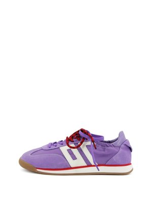 Sneaker viola in pelle scamosciata e tessuto con strisce laterali geometriche bianche, lacci rossi e neri e suola in gomma con una striscia rossa e bianca sulla suola intermedia.