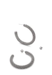 Pendientes de aro plateados con un diseño grueso y texturizado. Los pendientes tienen un acabado metálico con detalles lisos y un cierre de tipo poste.