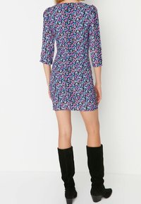 Trendyol Pouzdrové šaty - purple