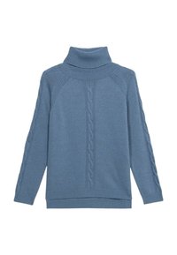 Niebieski sweter dziany z wysokim golfem, z warkoczowymi wzorami na rękawach i przedniej części, oraz prążkowanymi akcentami przy szyi i dolnym brzegu.