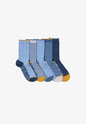 Zes paar sokken in blauwtinten, met verschillende patronen: effen, gestreept en bijmotieven. Elk paar heeft contrasterende teen- en hielkleuren.