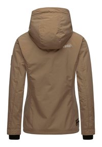 Brun vattentät jacka med huva, med en figurnära design, elastiska ärmändar och en logotyp på övre ryggen. Slät yttextur.