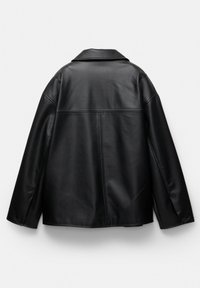 Czarna skórzana kurtka o lekko luźnym kroju, z wyciętym kołnierzem i widocznymi szwami. Guziki na rękawach. Gładka faktura.