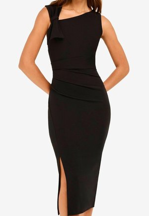 Vestido midi negro con una silueta ajustada, diseño de un solo hombro y un acento de lazo. Presenta aberturas laterales y una textura de tela suave.