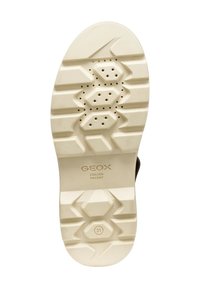 Suela de zapato de goma blanca con patrones hexagonales, etiquetada "GEOX PATENTE ITALIANA", que cuenta con perforaciones para transpirabilidad y tracción.