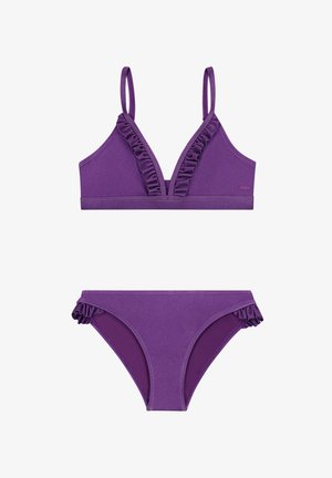 Conjunto de bikini morado que incluye un top tipo bralette con bordes volantes y tirantes ajustables, complementado con braguitas de bikini laterales a juego con volantes.