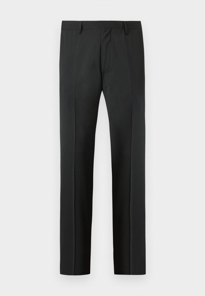 Zwarte, op maat gemaakte broek met riemlussen en een voorplooi, afgebeeld tegen een lichtgrijze achtergrond.