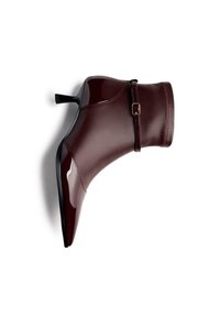 Bottine à talon aiguille en cuir verni bordeaux avec un design épuré, un bout pointu, un talon stiletto et une fine sangle ornée d'une petite boucle.