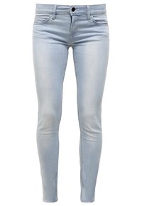 Jean slim bleu clair avec poches avant, passants pour ceinture et fermeture à bouton, présenté sur un fond blanc.