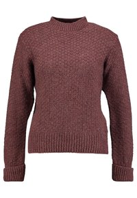 Pull en maille couleur rouille avec manches longues, col, poignets et ourlet côtelés, présentant un motif de tricot texturé.