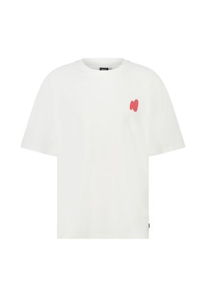 Weißes T-Shirt mit kurzen Ärmeln und einer kleinen roten abstrakten Form auf der oberen linken Brust.