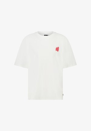 Weißes T-Shirt mit kurzen Ärmeln und einer kleinen roten abstrakten Form auf der oberen linken Brust.