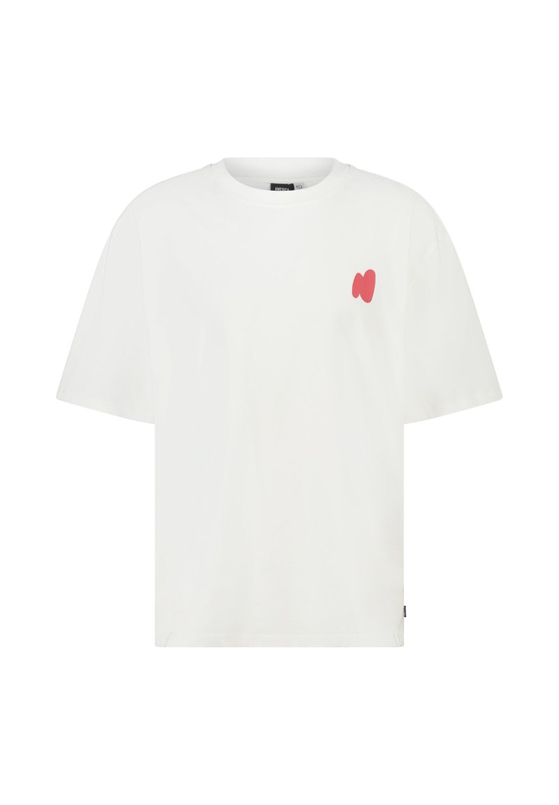 T-shirt blanc à manches courtes avec une petite forme abstraite rouge sur la partie supérieure gauche de la poitrine.
