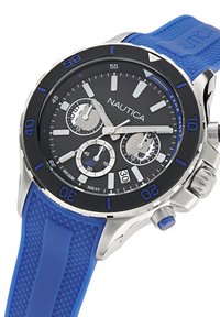 Reloj cronógrafo Nautica con esfera negra, tres subesferas plateadas, ventana de fecha, marcas en el bisel azules y correa de goma texturizada azul.