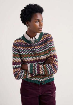 Cardigan en tricot avec des motifs géométriques multicolores en violet, vert, jaune et blanc, doté d'un col rond et d'une fermeture à bouton.