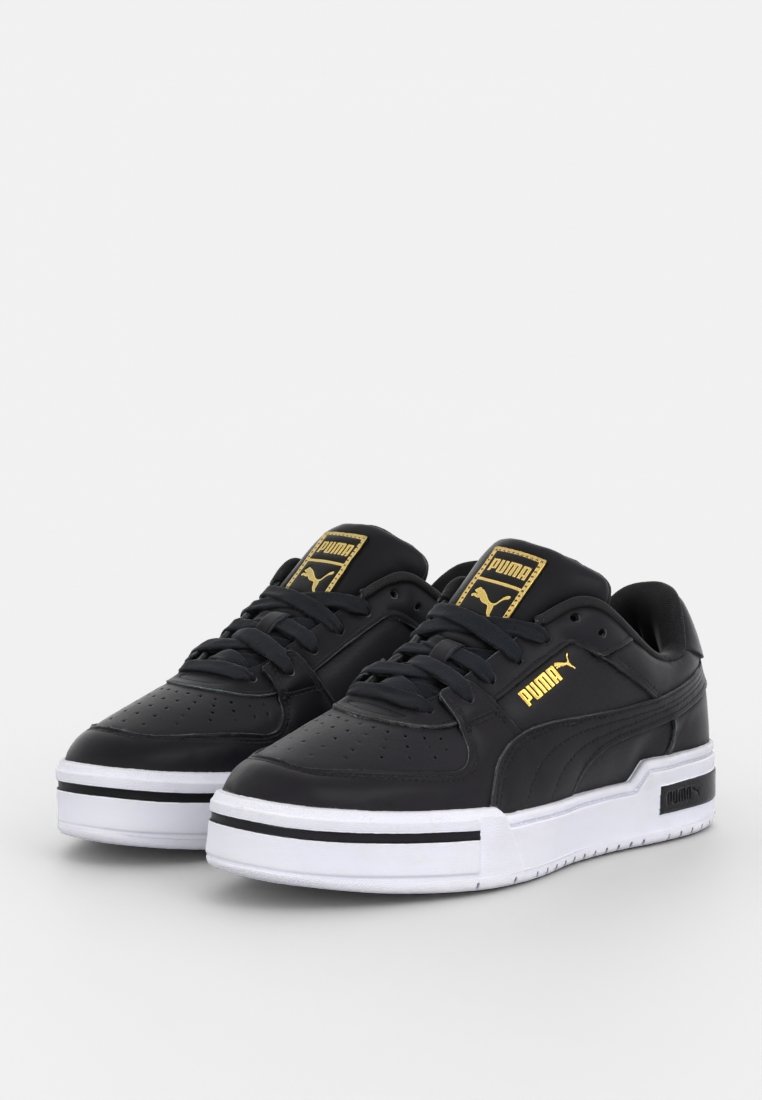 Baskets en cuir noir avec une pointe ronde, accents de logo doré et semelle en caoutchouc blanc. Présente des détails perforés et un design à lacets.