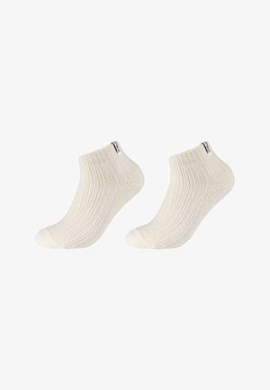 Weiße Knöchelsocken mit einem gerippten Textur und einer einfarbigen Gestaltung, die ein kleines schwarzes Logo an der Ferse für die Markenkennzeichnung aufweisen.