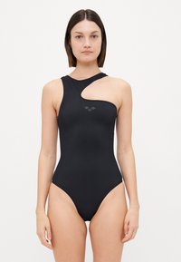Maillot de bain une pièce noir avec encolure asymétrique et design découpé. Fabriqué en matériau lisse et extensible. Présente un logo sur la poitrine.