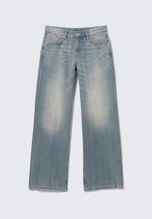 Jean bleu clair à jambes larges avec une finition délavée, en denim. Comprend des passants pour ceinture, des poches avant et une braguette zippée avec fermeture par bouton.
