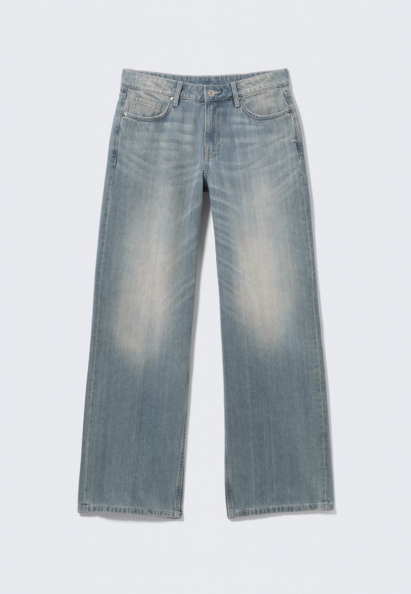 Jean bleu clair à jambes larges avec une finition délavée, en denim. Comprend des passants pour ceinture, des poches avant et une braguette zippée avec fermeture par bouton.