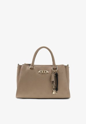 Sac à main Guess en cuir beige avec doubles poignées, motif logo embossé, ferrures dorées, et porte-clés ainsi que un porte-bijou en cuir attachés.