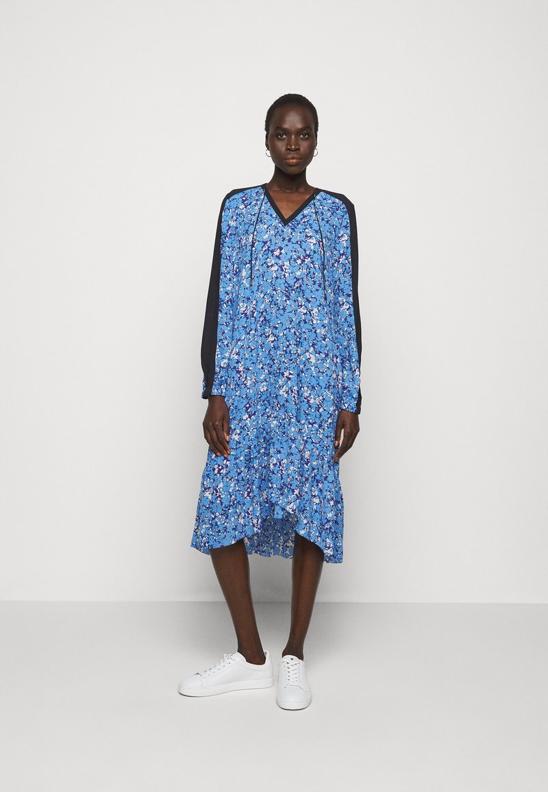 Damen Bekleidung | Marc Cain Freizeitkleid hellblau - FY72469 Damen Bekleidung | Marc Cain Freizeitkleid hellblau - FY72469