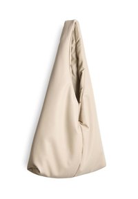 Borsa beige, dalle texture morbide, con un design drappeggiato unico, caratterizzata da un'ampia apertura e senza hardware visibile. Il materiale appare sintetico e leggero.