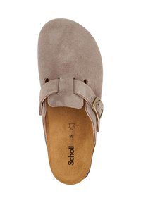 Hnědá semišová nazouvací bota s kulatou špičkou, dvěma bočními výřezy a kovovou přezkou. Interiér má béžové polstrování a logo. Velikost 36.